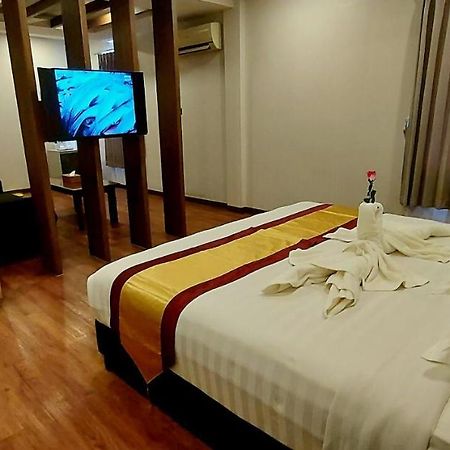 Royal Crown Hotel Rangoon Buitenkant foto