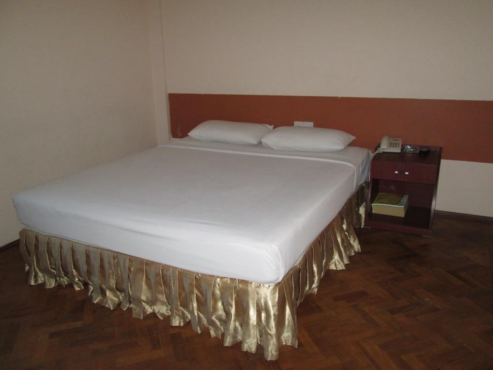 Royal Crown Hotel Rangoon Buitenkant foto