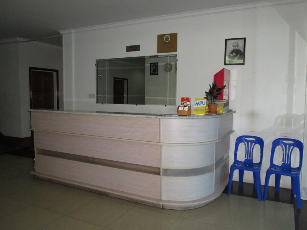 Royal Crown Hotel Rangoon Buitenkant foto