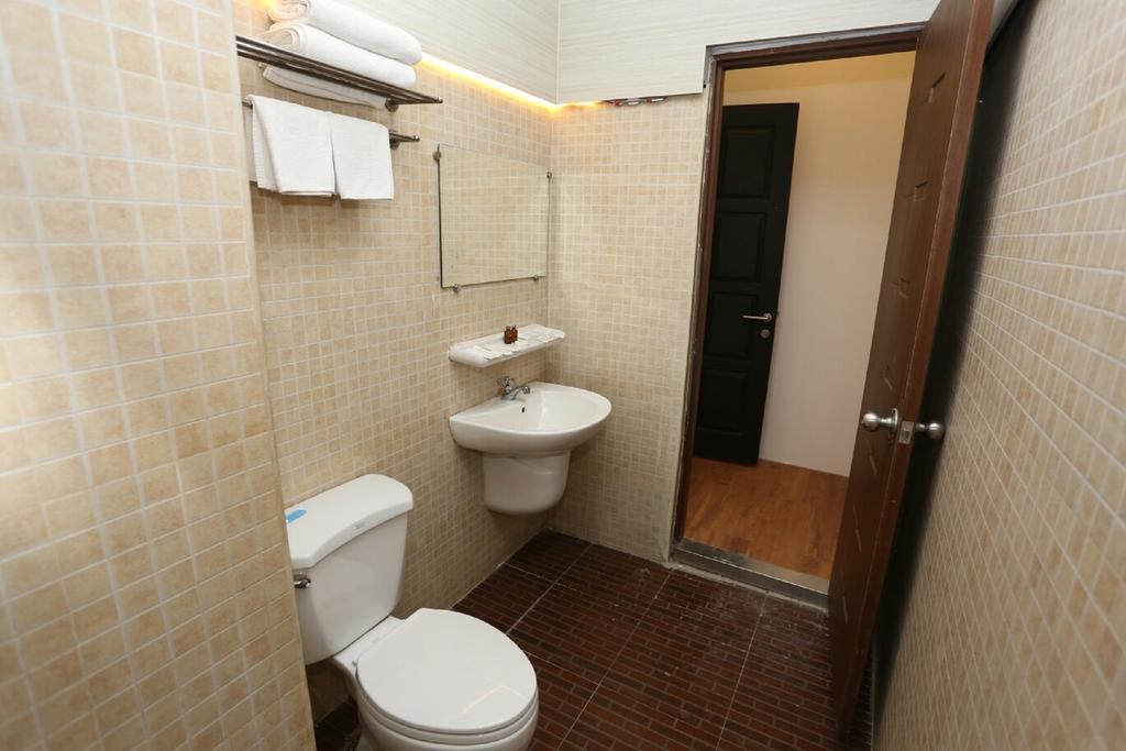 Royal Crown Hotel Rangoon Buitenkant foto