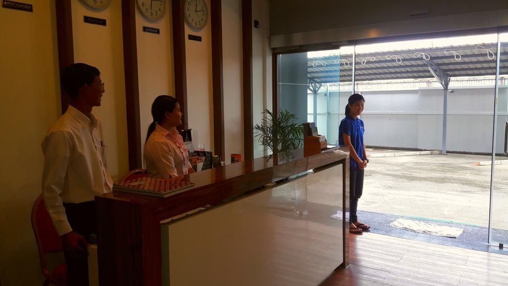 Royal Crown Hotel Rangoon Buitenkant foto