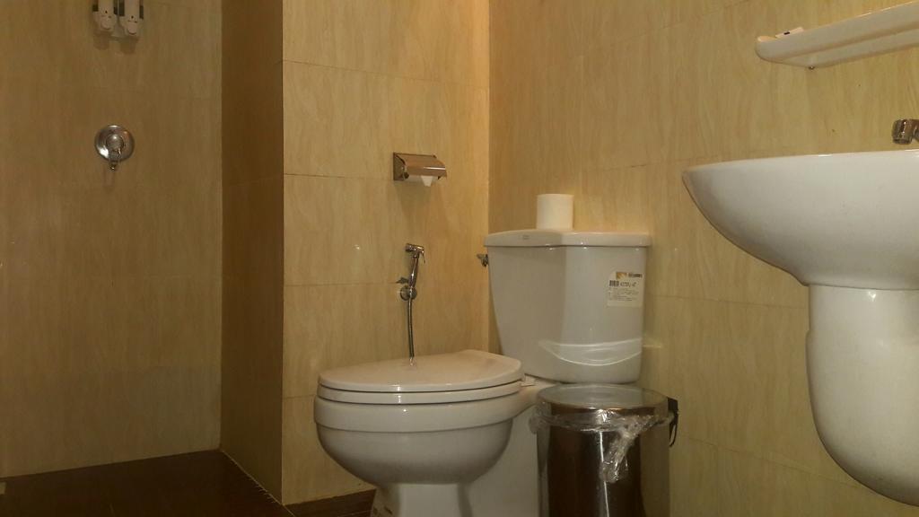 Royal Crown Hotel Rangoon Buitenkant foto