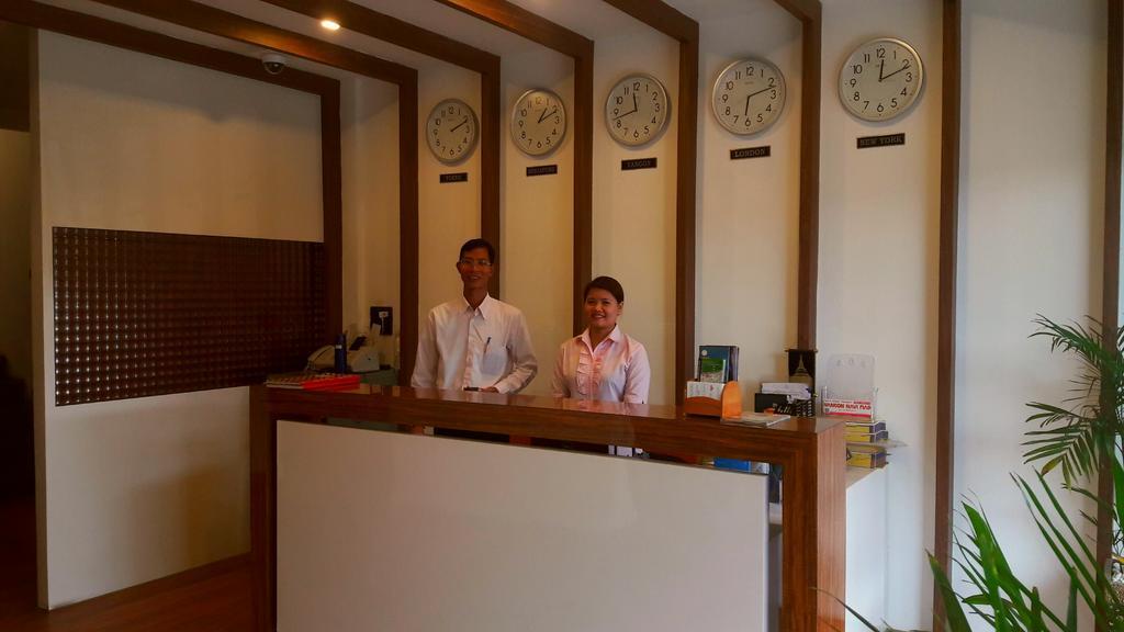 Royal Crown Hotel Rangoon Buitenkant foto