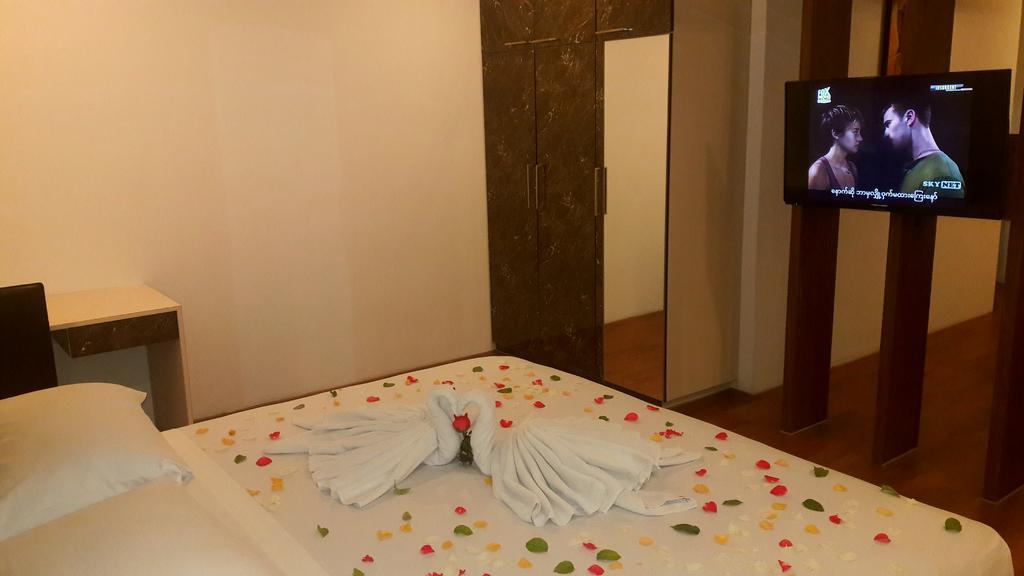 Royal Crown Hotel Rangoon Buitenkant foto