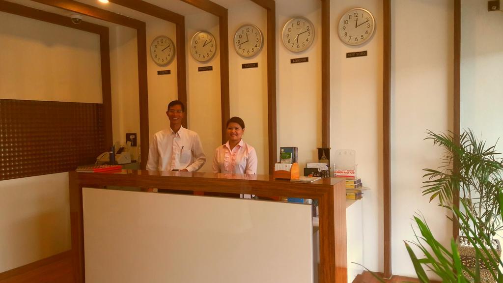 Royal Crown Hotel Rangoon Buitenkant foto
