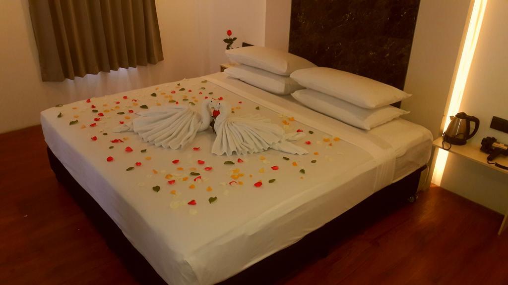 Royal Crown Hotel Rangoon Buitenkant foto