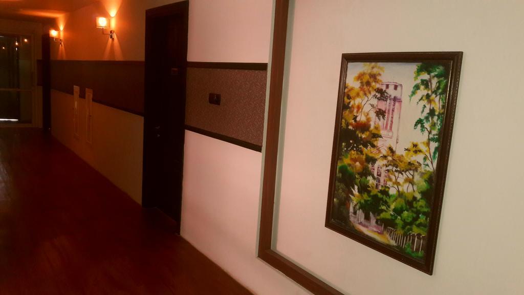 Royal Crown Hotel Rangoon Buitenkant foto