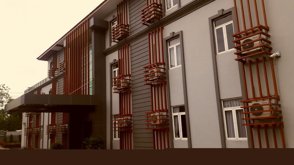 Royal Crown Hotel Rangoon Buitenkant foto