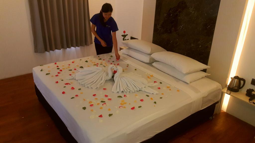 Royal Crown Hotel Rangoon Buitenkant foto