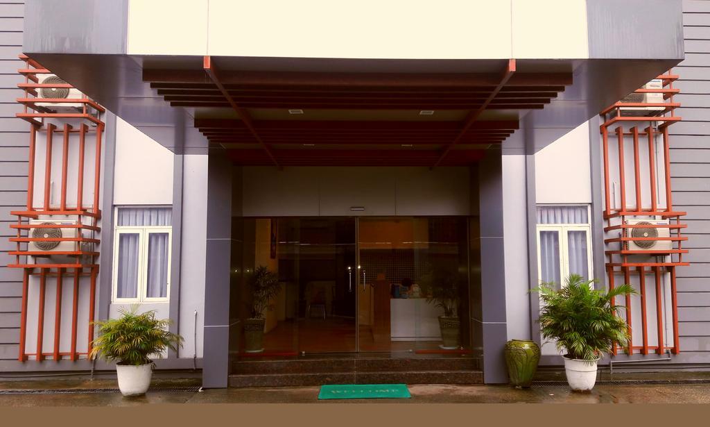 Royal Crown Hotel Rangoon Buitenkant foto