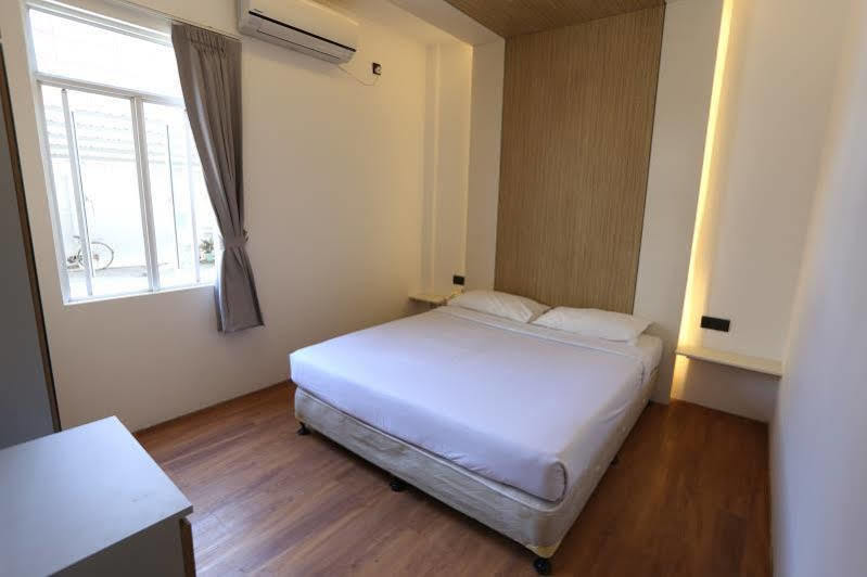 Royal Crown Hotel Rangoon Buitenkant foto